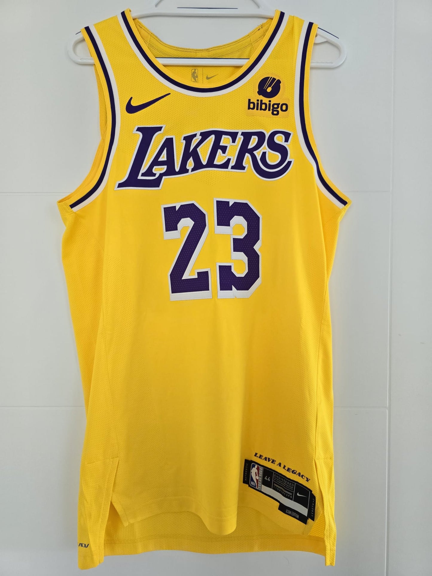 Lakers LeBron James Nike Authentic Gold 44 (used)