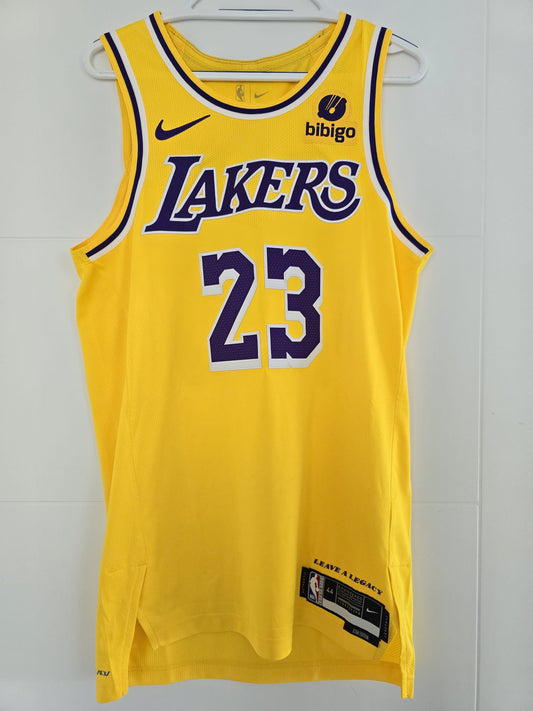 Lakers LeBron James Nike Authentic Gold 44 (used)