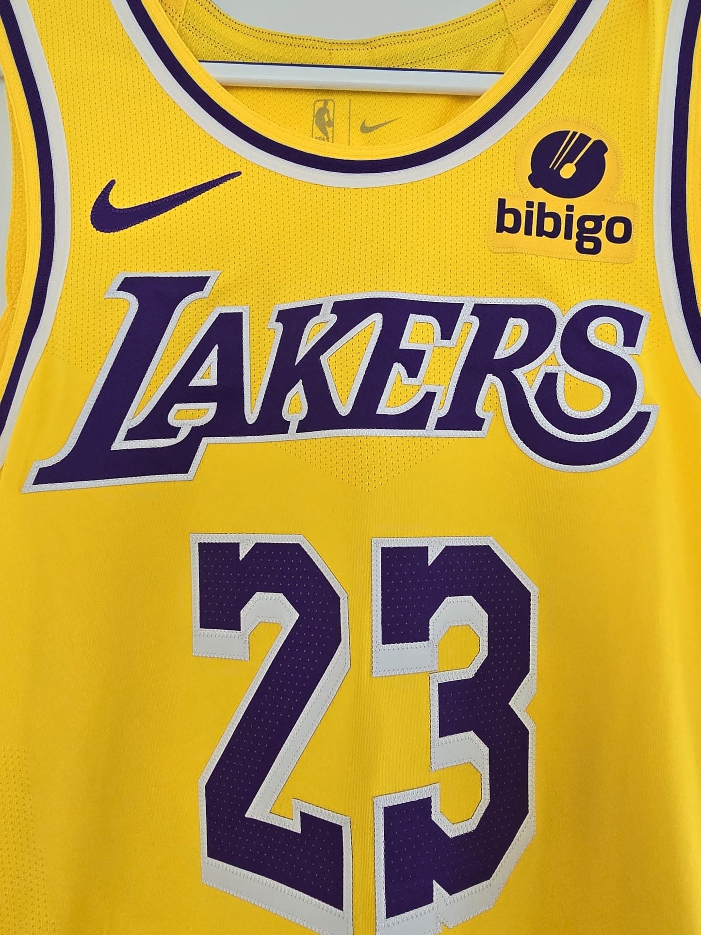 Lakers LeBron James Nike Authentic Gold 44 (used)